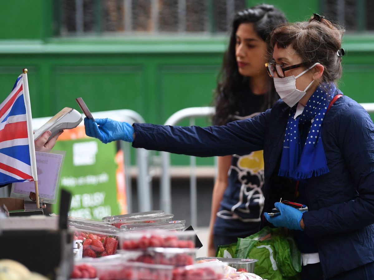 Foto: Dos mujeres compran en un mercado en Londres. (EFE)
