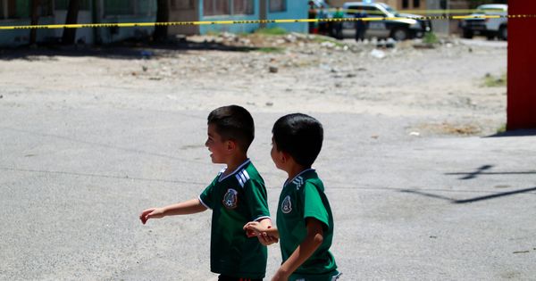 Foto: Unos niños pasan ante una escena de un crimen en Ciudad Juárez, el 23 de junio de 2018. (Reuters)