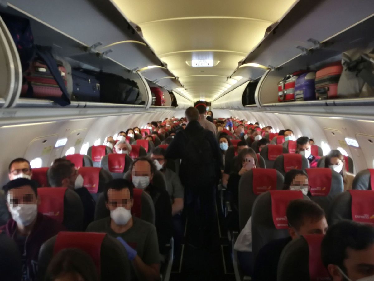 Foto: Vista del interior de la cabina del avión del vuelo de Iberia Express del domingo pasado entre Madrid y Gran Canaria, cuyos pasajeros se quejaron de que iba prácticamente lleno, sin dejar asientos vacíos entre los viajeros. (EFE/Facilitada por Efrén 