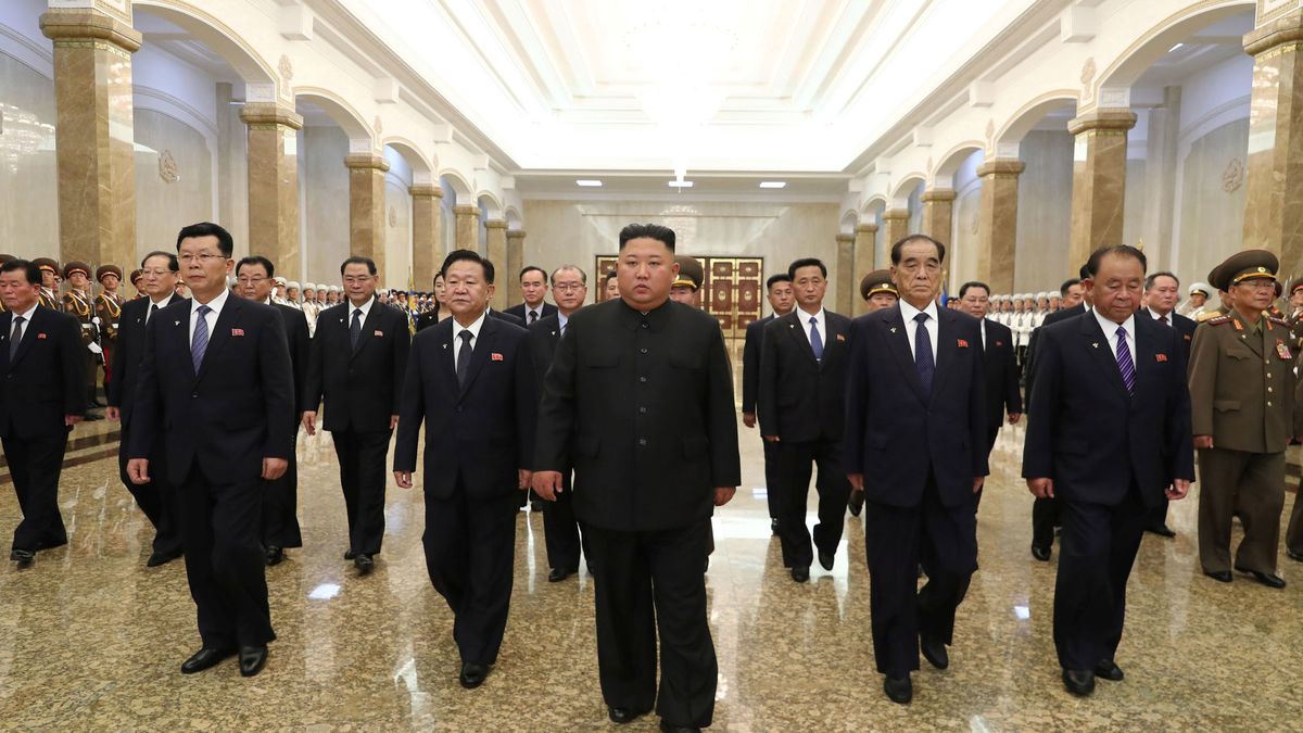 Kim Jong-un reaparece en público para rendir un tributo a su abuelo