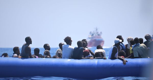Foto: Migrantes a la deriva, a la espera de ser rescatados. (EFE)
