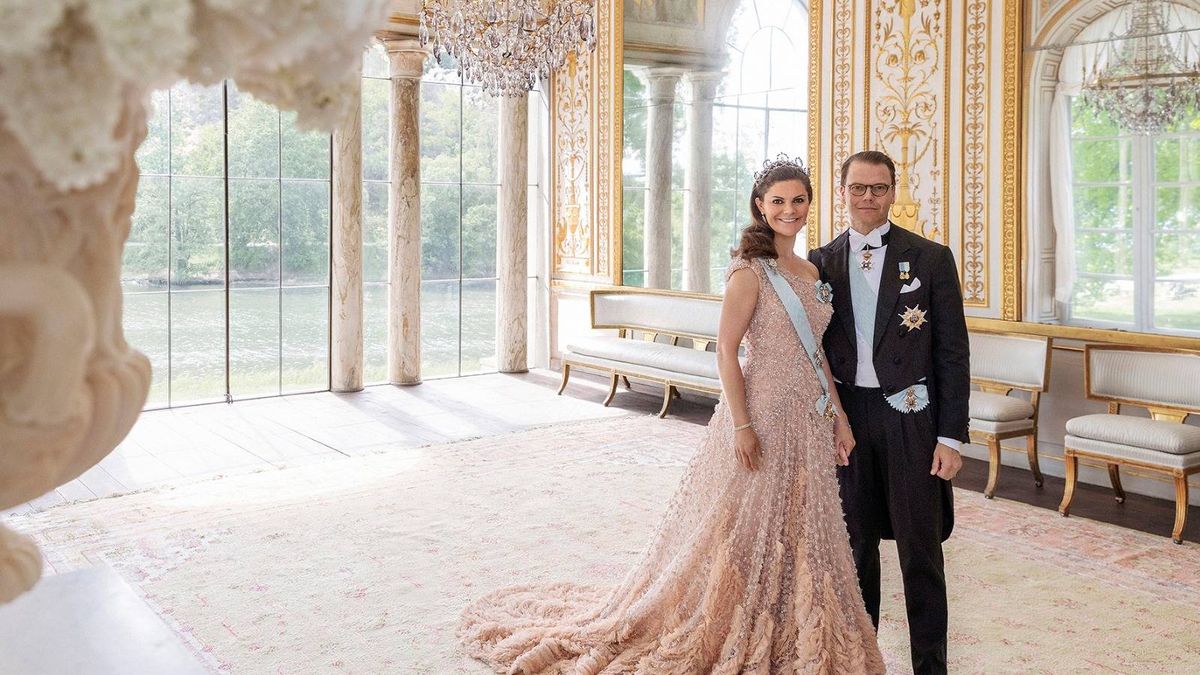 Con tiara y su vestidazo preboda de Elie Saab: las nuevas fotos de Victoria y Daniel de Suecia
