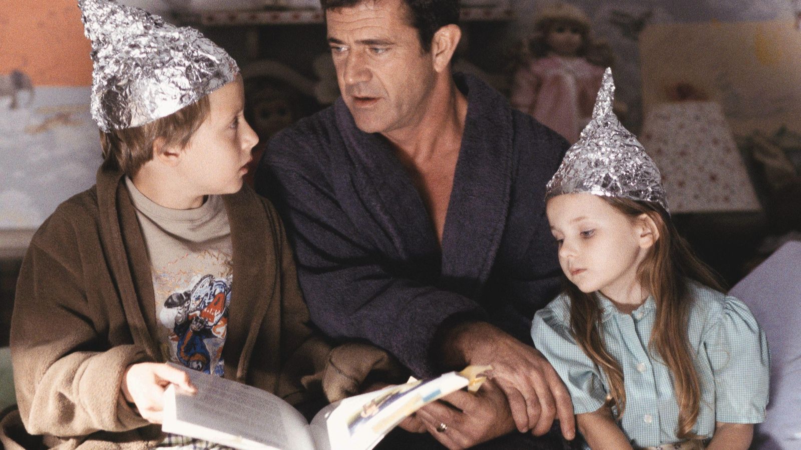 Foto: En la película 'Señales', los hijos de Mel Gibson se 'protegían' de los extraterrestres con una técnica ahora emulada por los movimientos antirradiaciones.