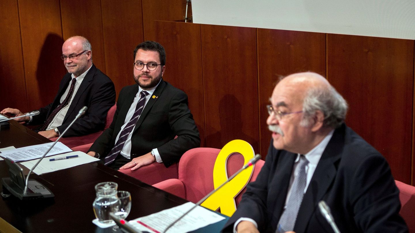 Pere Aragonès y los 'exconsellers' Antoni Castells (i) y Andreu Mas-Colell (d). (EFE/Quique García)