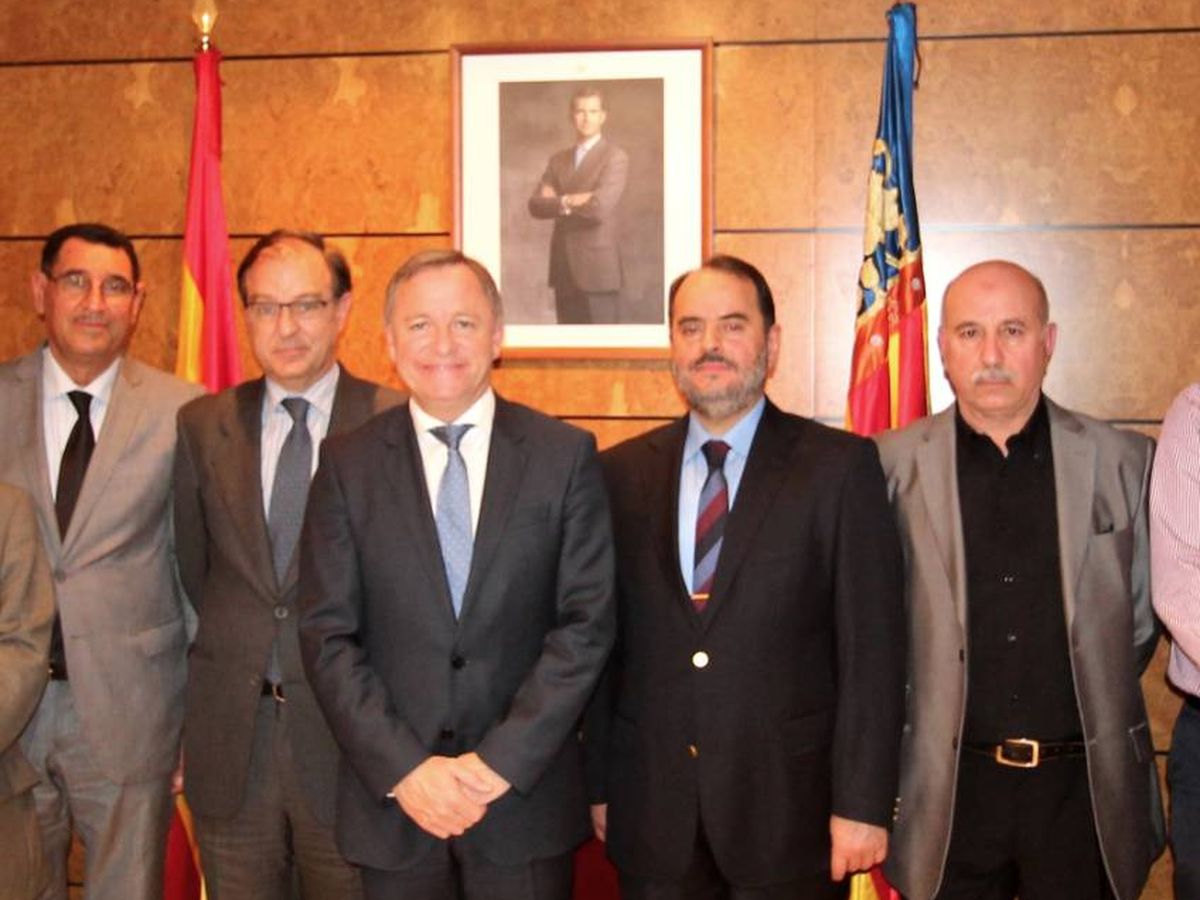 Foto: Imad al Naddaf, segundo por la derecha, en un encuentro en la Delegación del Gobierno de Valencia con otros líderes árabe-musulmanes.