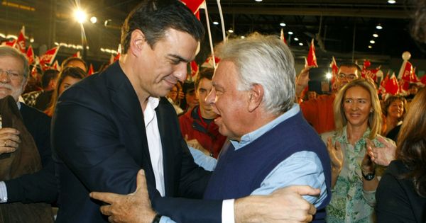 Foto: El presidente del Gobierno, Pedro Sánchez, junto al expresidente Felipe González, en 2016. (EFE) 
