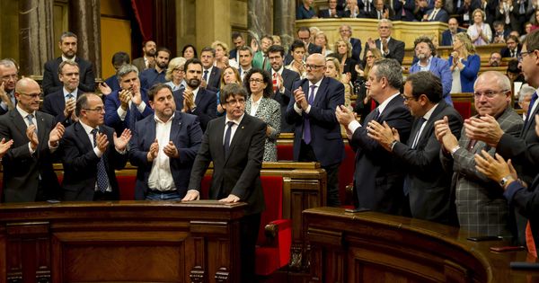 Foto: El presidente de la Generalitat, Carles Puigdemont (c), tras su discurso ante el pleno del Parlament el pasado 10 de octubre. (EFE)