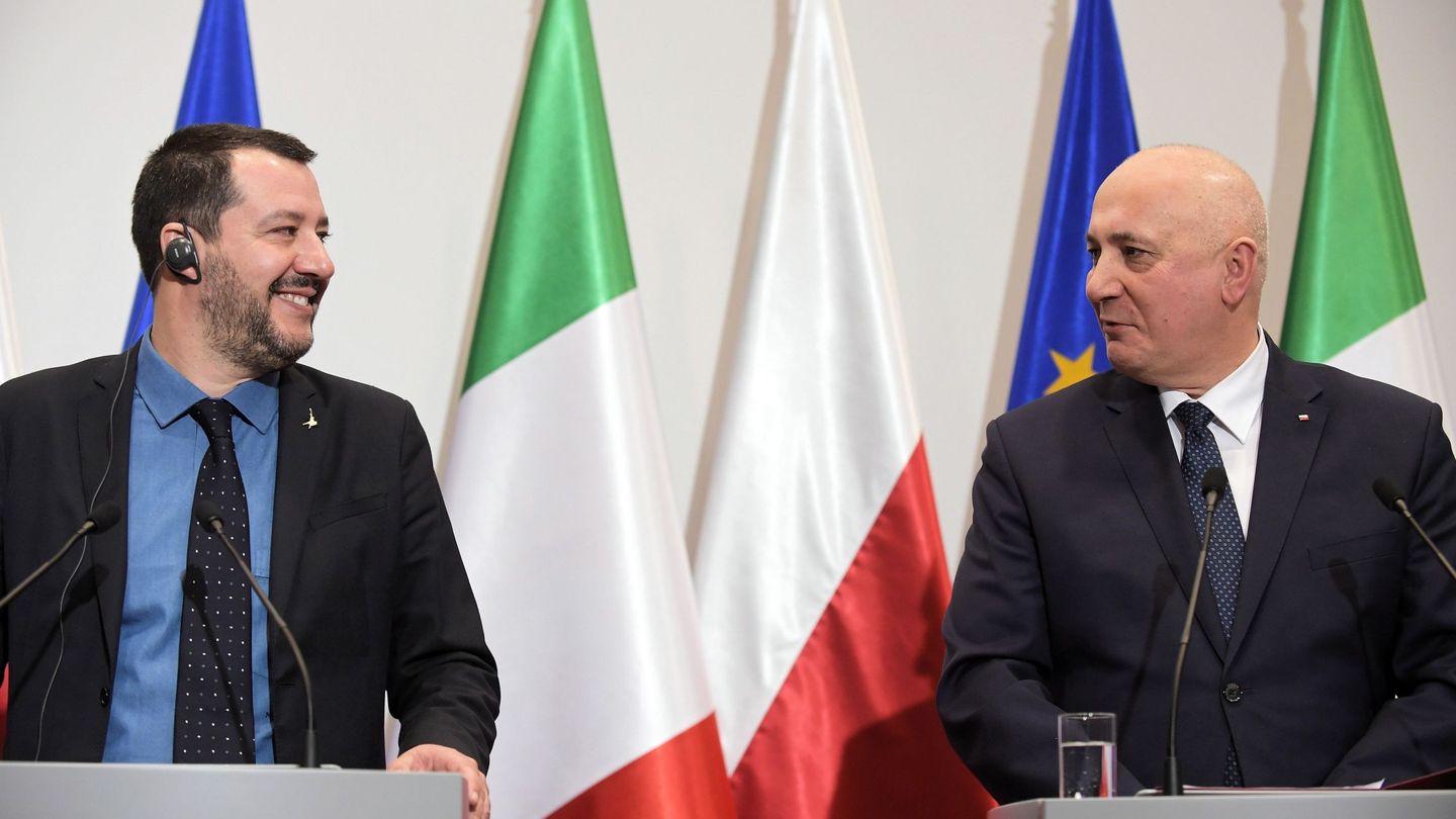 El ministro de Interior polaco, Joachim Brudzinski (d), y el viceprimer ministro italiano, Matteo Salvini (i), ofrecen una rueda de prensa conjunta en Varsovia (Polonia)