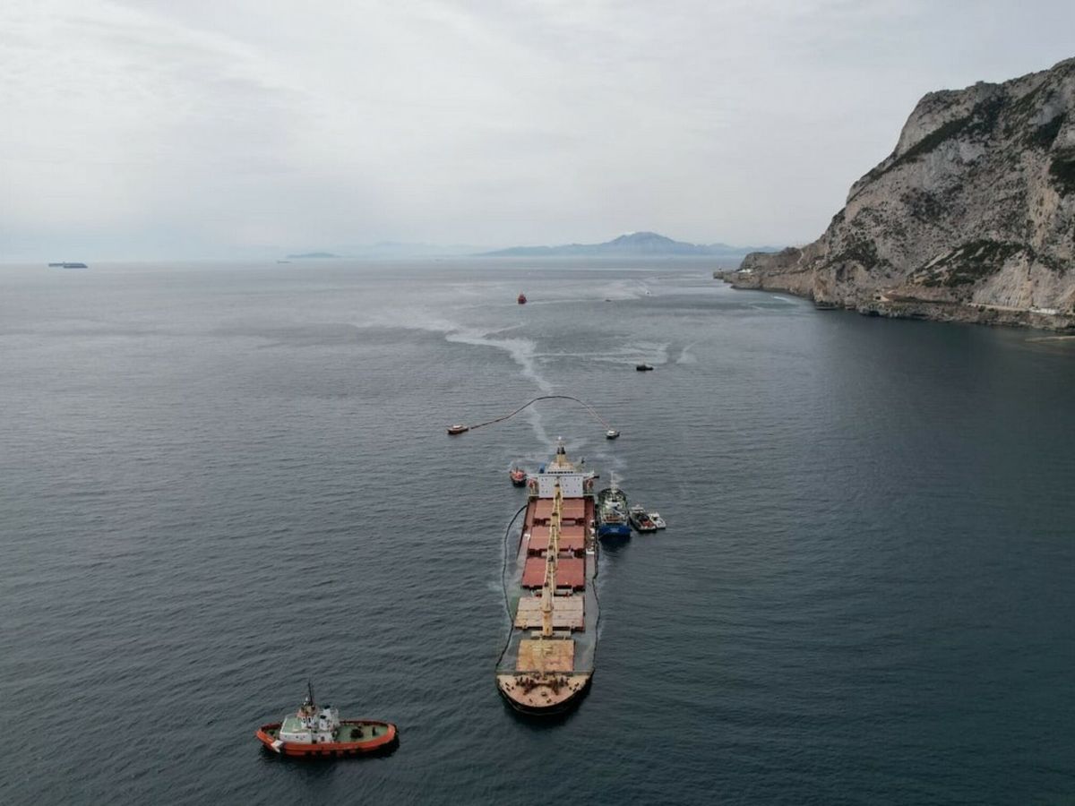 Foto: Vista aérea del buque varado frente a Gibraltar. (EFE/Gobierno de Gibraltar)