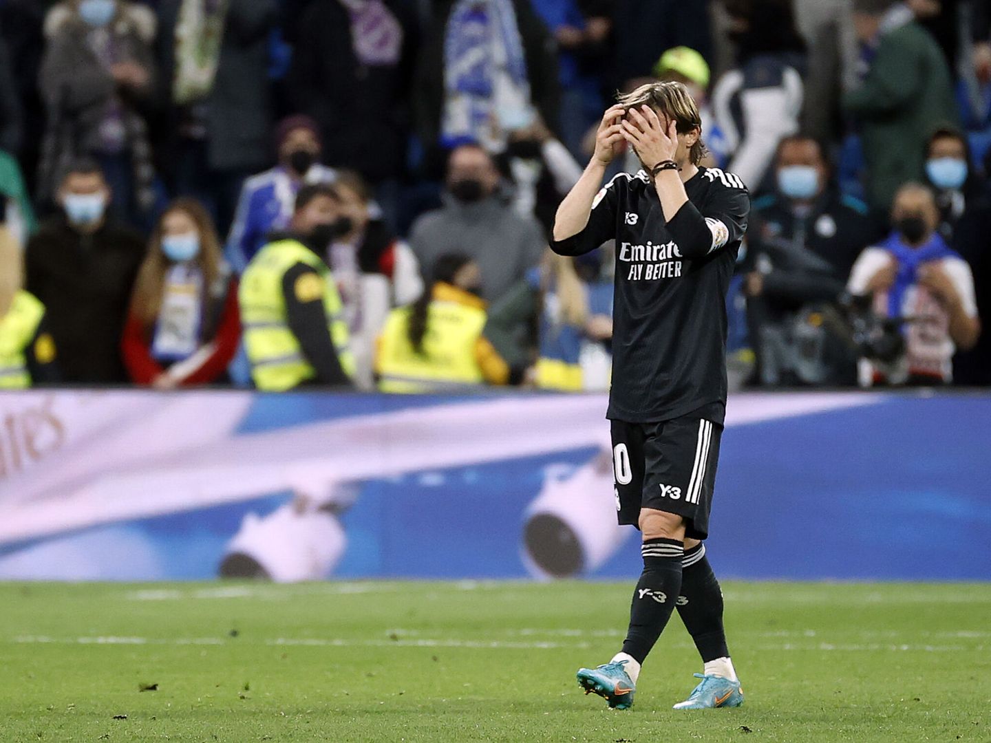 Modric se lleva las manos a la cabeza durante el Clásico. (EFE/Juanjo Martín)