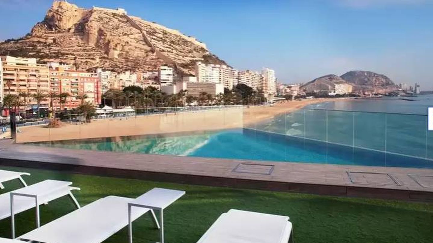Vistas desde la piscina del hotel en el que se aloja Rajoy en Alicante. (Meliá)