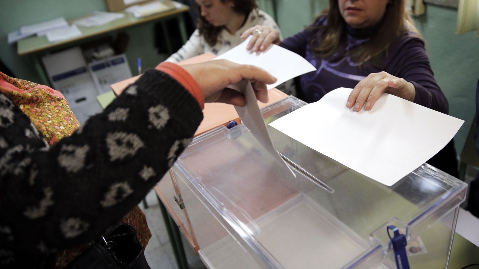 Foto: Una mujer deposita su voto en la urna. (Efe)