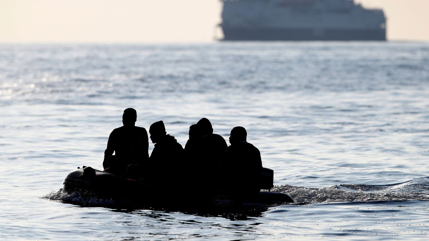 Pequeño bote con el que cruzan los migrantes el Canal de la Mancha. En la imagen, cerca de Dover. (Reuters/Peter Nicholls)