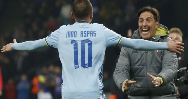 Foto: Iago Aspas celebra con Eduardo Berizzo el 0-2 del Celta en Krasnodar. (Reuters)