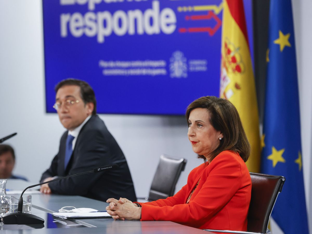 Foto: El ministro de Asuntos Exteriores, Unión Europea y Cooperación, José Manuel Albares y la ministra de Defensa, Margarita Robles. (EFE/Lizon)