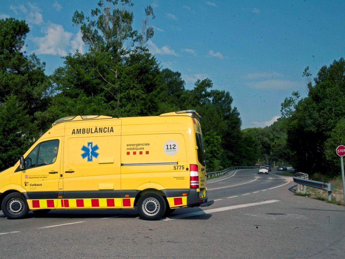 Foto: Foto de archivo de una ambulancia en Girona. (EFE/Robin Townsend)