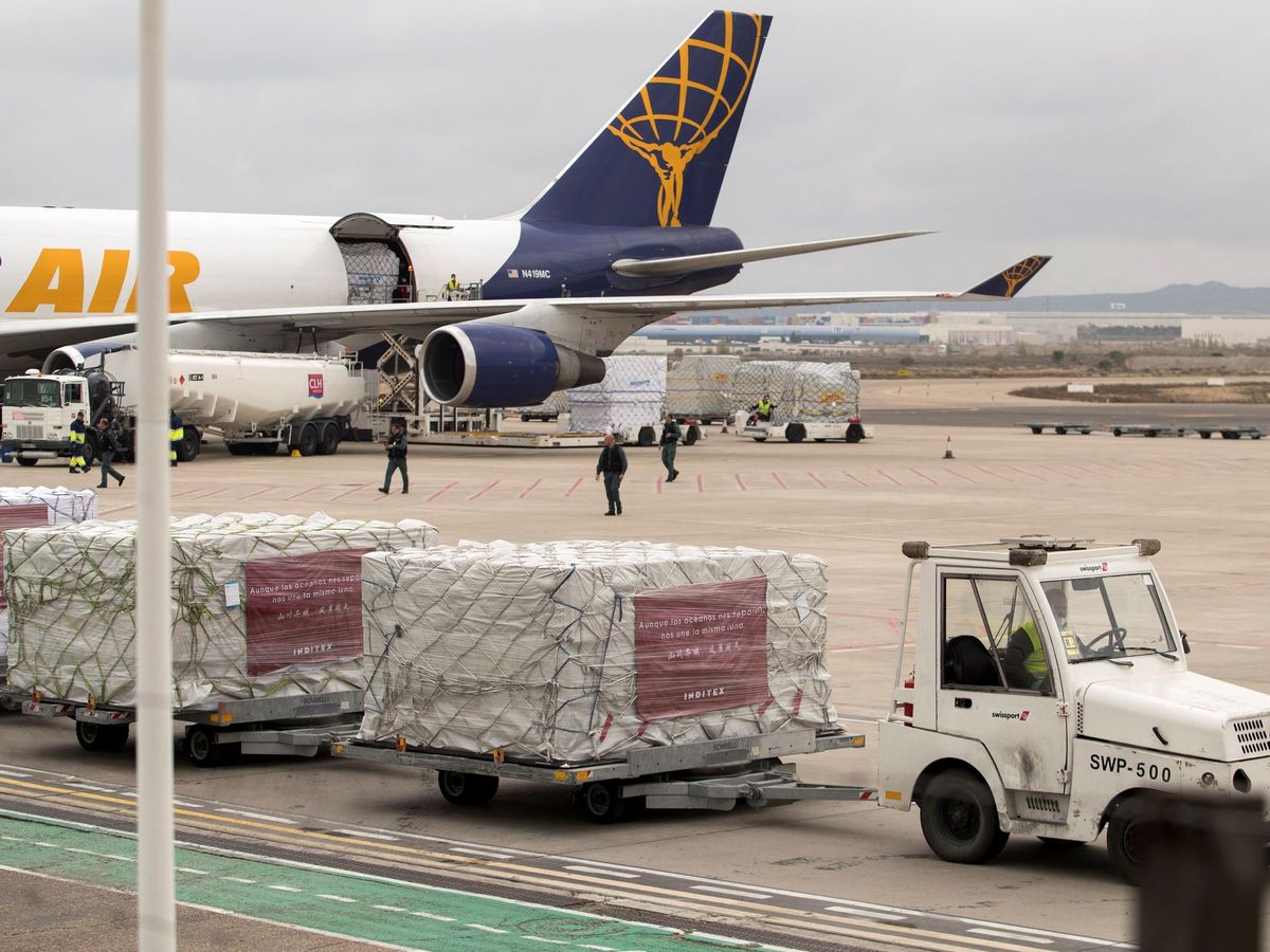 Foto: Avión de Inditex descargando material en Zaragoza el 23 de marzo. (EFE)
