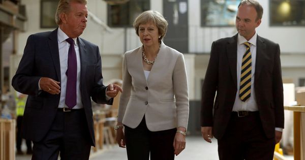 Foto: Gavin Barwell (dcha.) junto a Theresa May. (Reuters)