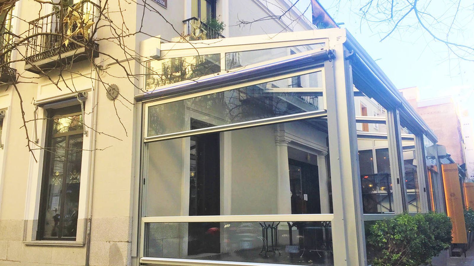 Foto:  El restaurante La Máquina, en la esquina de Puigcerdà con Jorge Juan, cerrado tras la orden del ayuntamiento. (EC)
