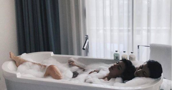 Foto: Dulceida y Alba Paul en un romántico baño de espuma. (Instagram)