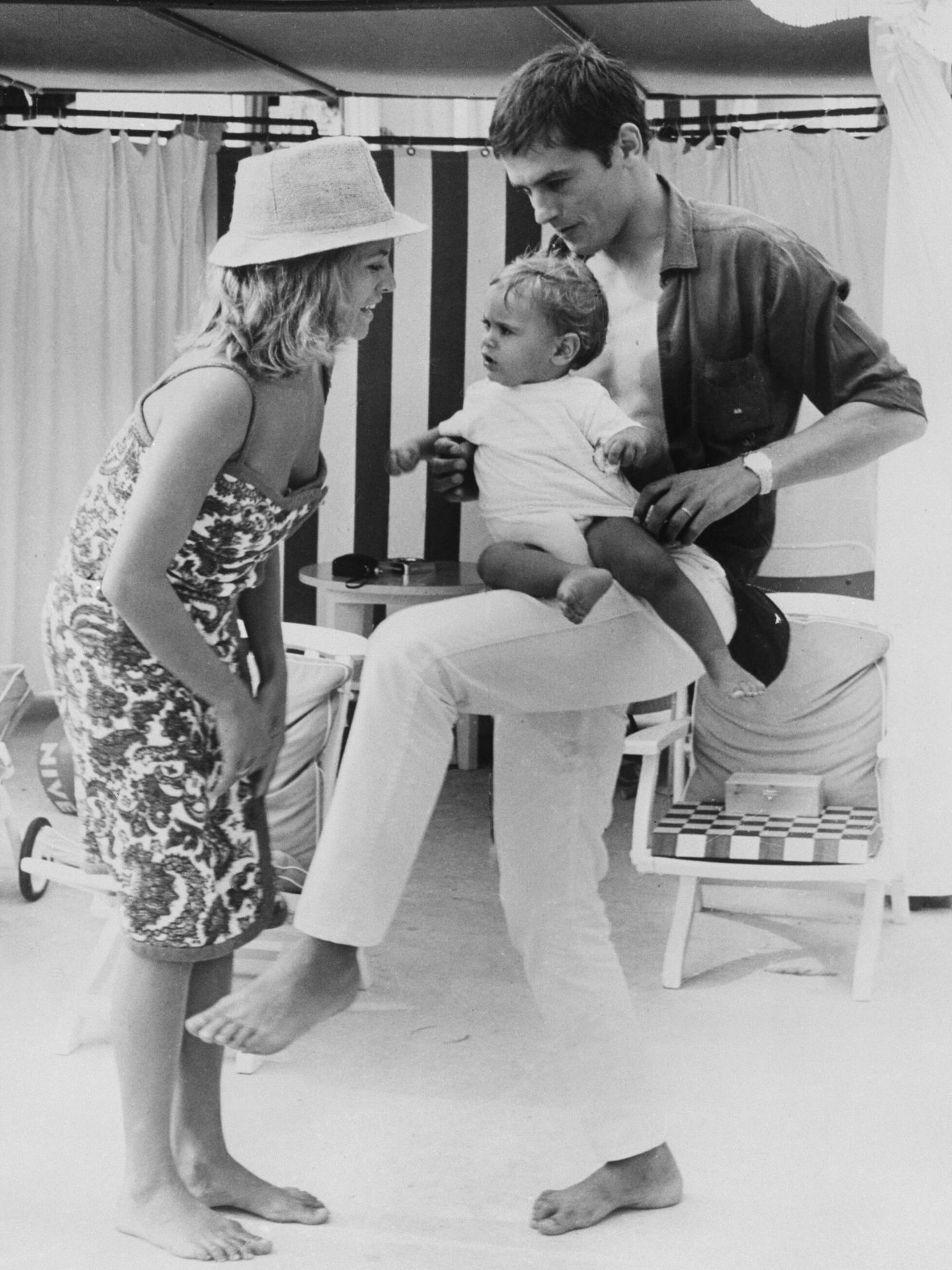 Alain y Nathalie Delon, con su hijo Anthony en Montecarlo en 1965. (Getty)