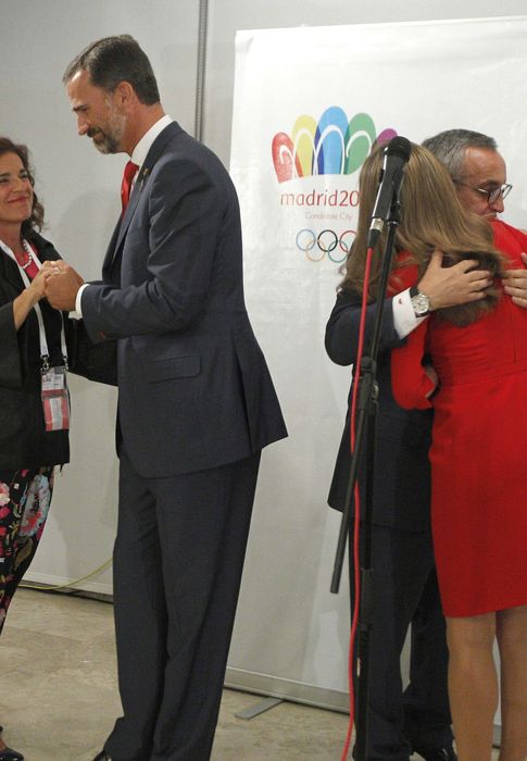 Foto: Ana Botella, el Príncipe Felipe, Alejandro Blanco y Doña Letizia, tras conocer la derrota (Efe)