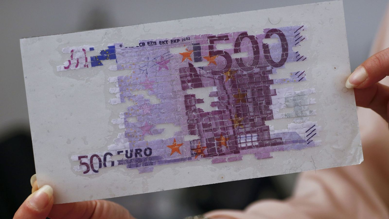 Foto: Un empleado del Banco Central Austríaco (Nationalbank) muestra un billete de 500 € restaurado. El 50 por ciento de los billetes dañados vuelven a estar disponibles. (Reuters)
