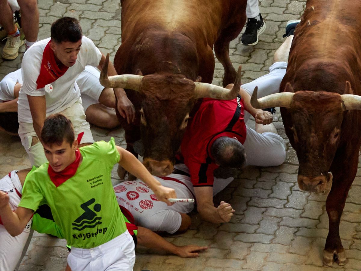 Foto: Octavo y último encierro de San Fermín 2023: horario y dónde ver en TV a los toros de la ganadería Miura (EFE/ J.P. Urdiroz)