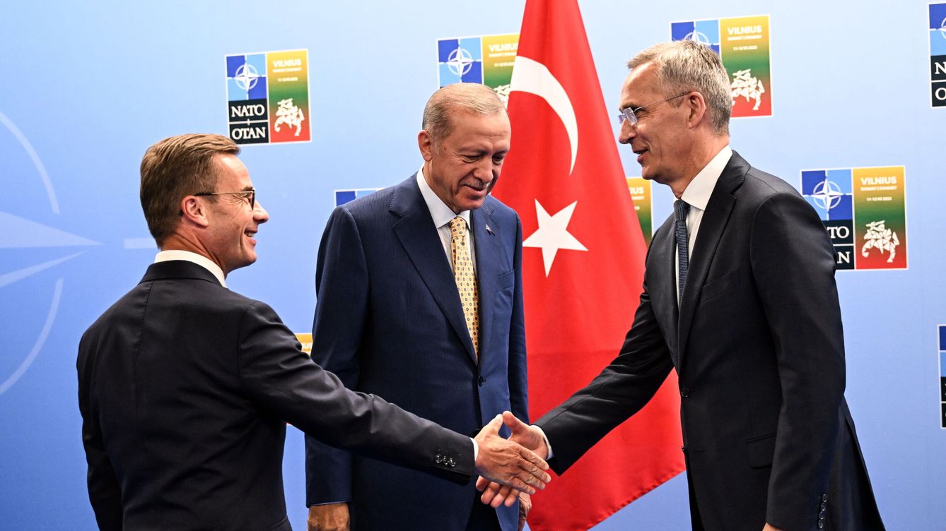 Foto: El presidente turco Tayyip Erdogan, el secretario general de la OTAN Jens Stoltenberg y el primer ministro sueco Ulf Kristersson. (EFE/Filip Singer Pool)