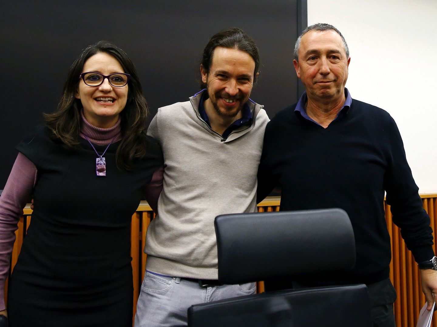 Mónica Oltra, con Pablo Iglesias y Joan Baldoví. (Efe)