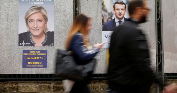 Foto: Carteles electorales de Marine Le Pen (i) y Emmanuel Macron. (Reuters)