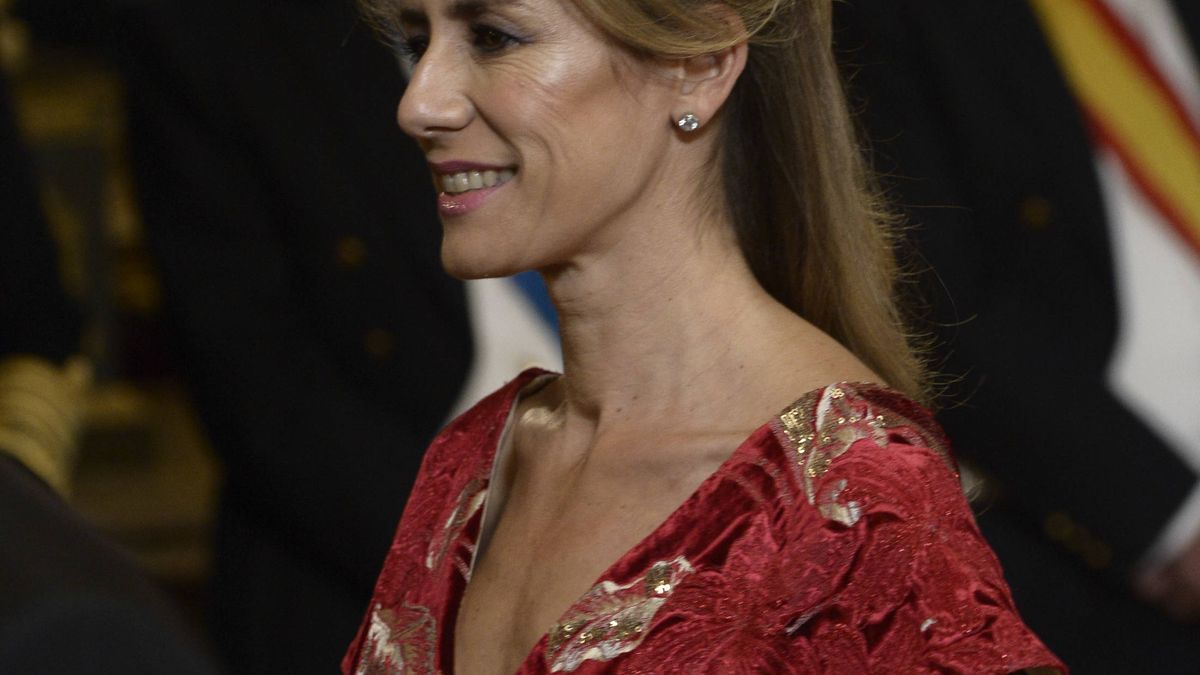 Begoña Gómez, mucho bordado y de rojo en su debut de gala en el Palacio Real 