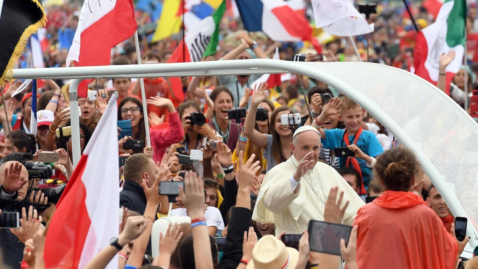 Foto:  El papa Francisco saluda a los peregrinos a bordo del papamóvil durante la ceremonia de bienvenida de la JMJ en Cracovia. (EFE)