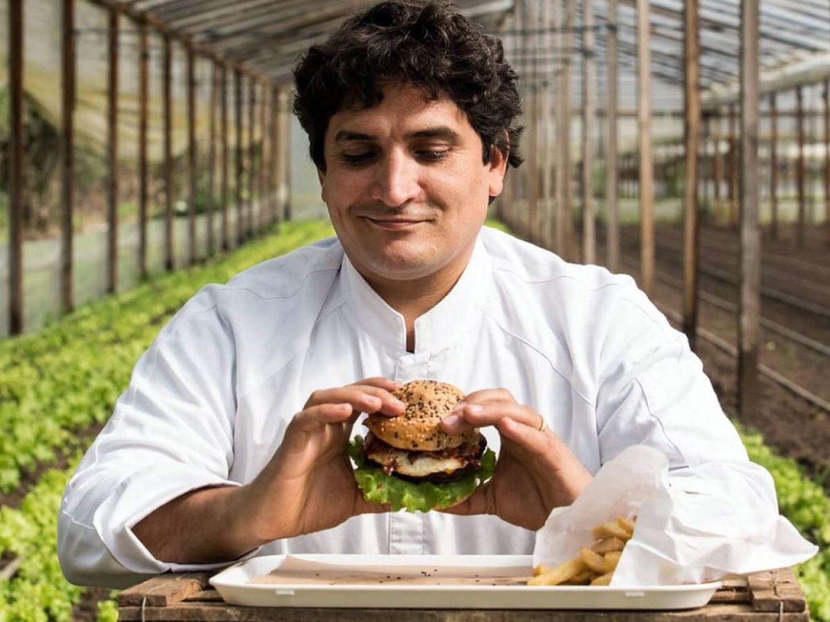 Foto: Mauro Colagreco con una hamburguesa de su restaurante Carne. (Carne)