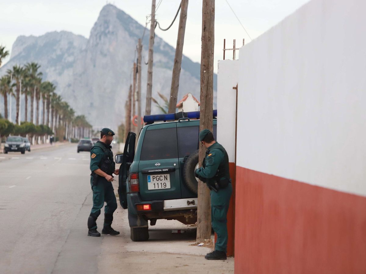 Foto: Agentes de la Guardia Civil en la zona del campo de Gibraltar. (EFE/A. Carrasco Ragel)