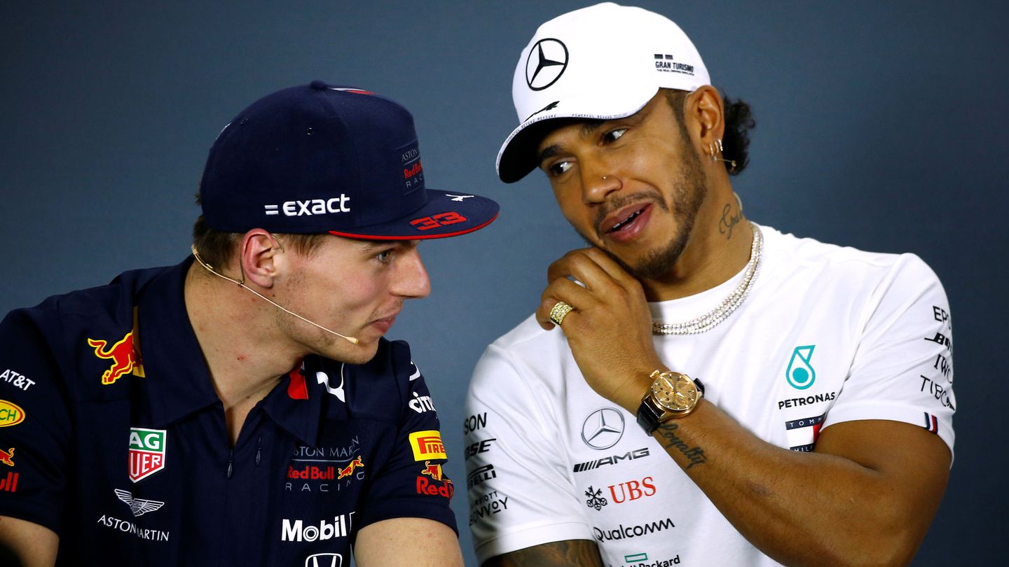 Max Verstappen junto a Lewis Hamilton en la rueda de prensa del GP de Australia. (Reuters)