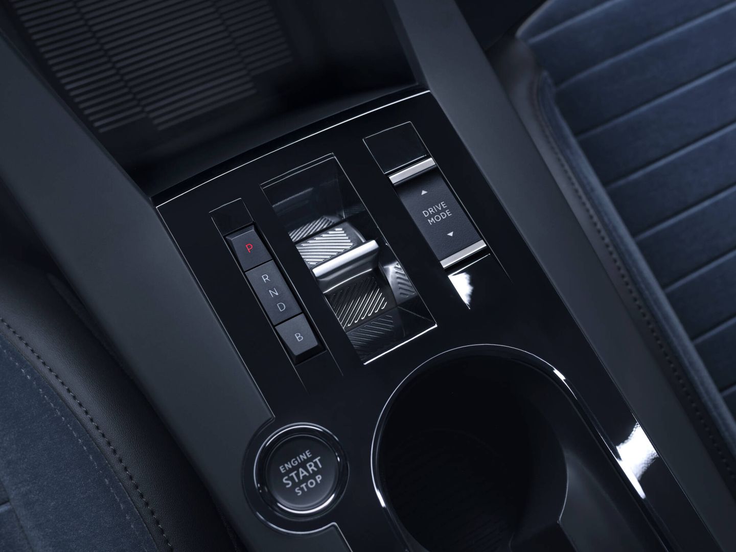 El mando del cambio y el de los modos de conducción son comunes a los de otros coches de Stellantis.