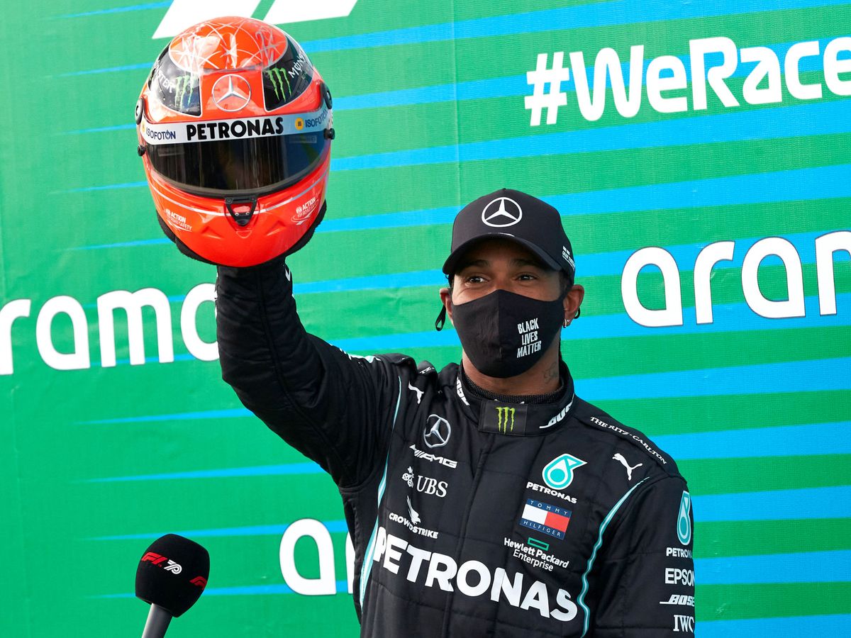 Foto: Lewis Hamilton recibía de manos del hijo de Michel Schumacher uno de sus cascos tras igualar sus victorias. (Reuters)