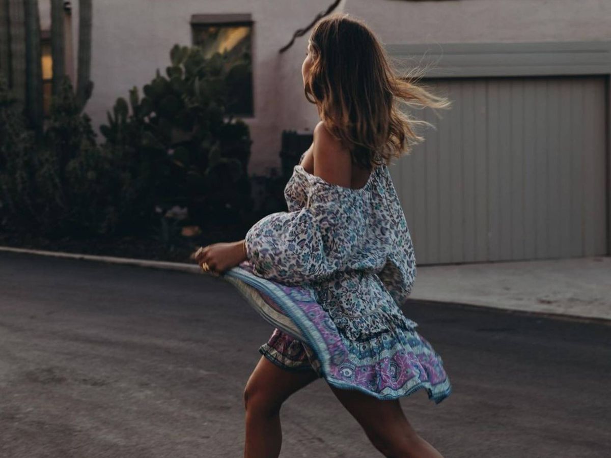 Foto: La influencer española Sara Escudero con un conjunto de blusa y minifalda boho. (Instagram @collagevintage)
