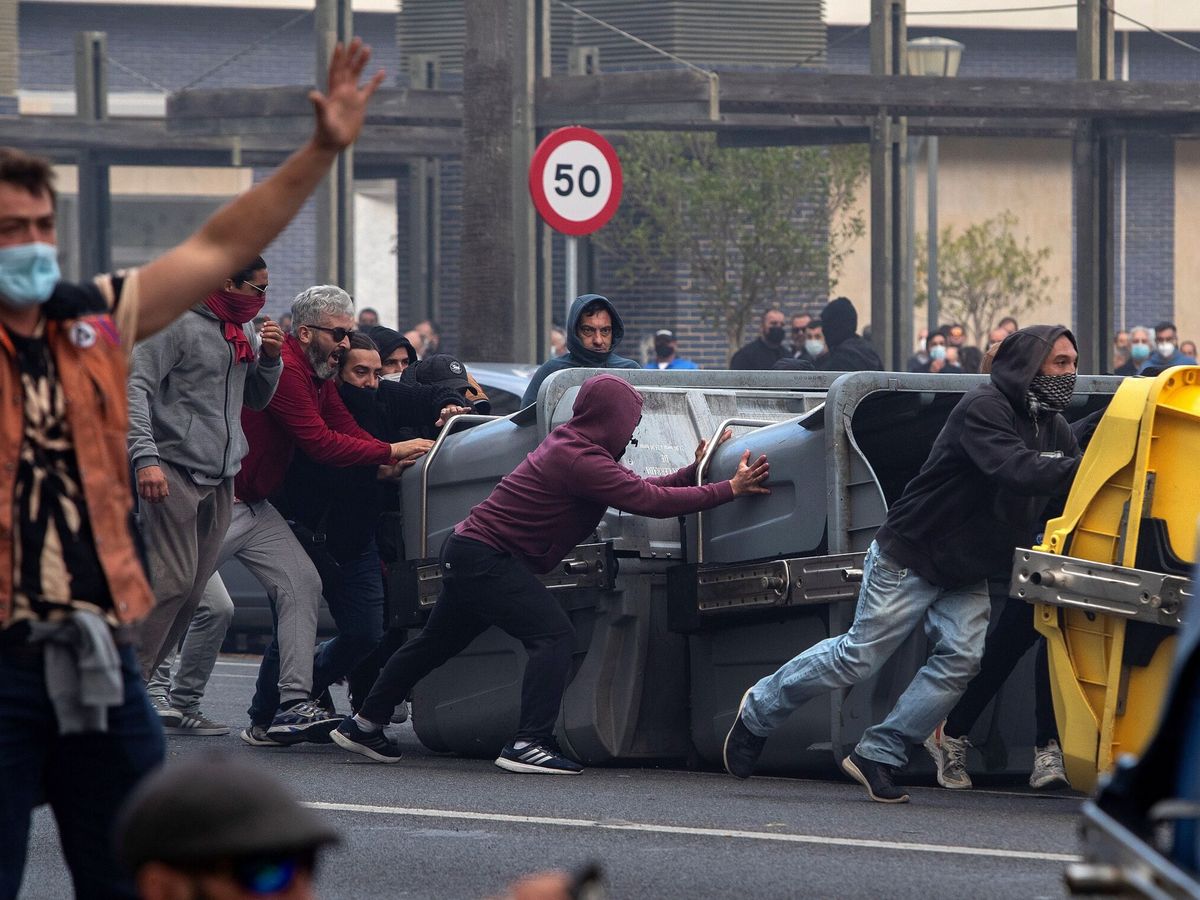 Foto: Enfrentamientos entre la policía y manifestantes que querían cortar el puente