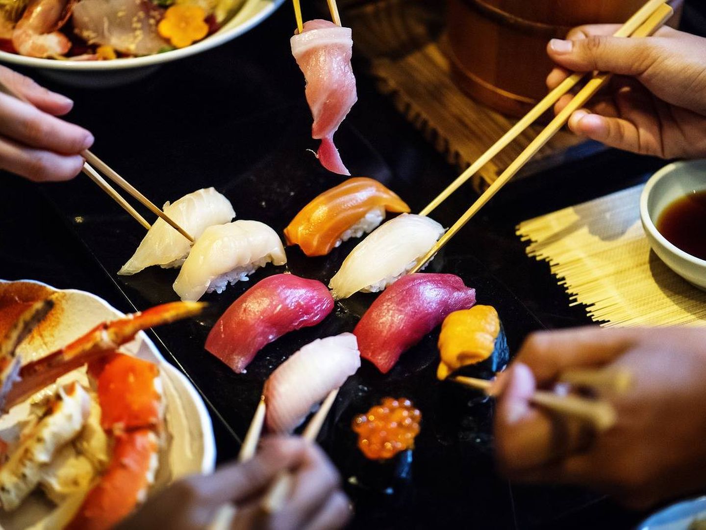 En Japón, el sushi se come sin palillos.