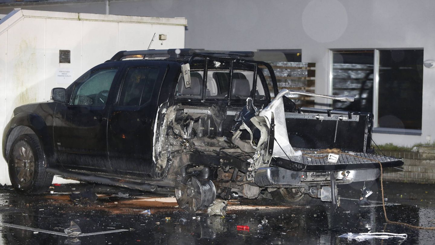 Vehículo de un supuesto delincuente destrozado por una explosión en Rosengard, Malmoe. (Reuters)