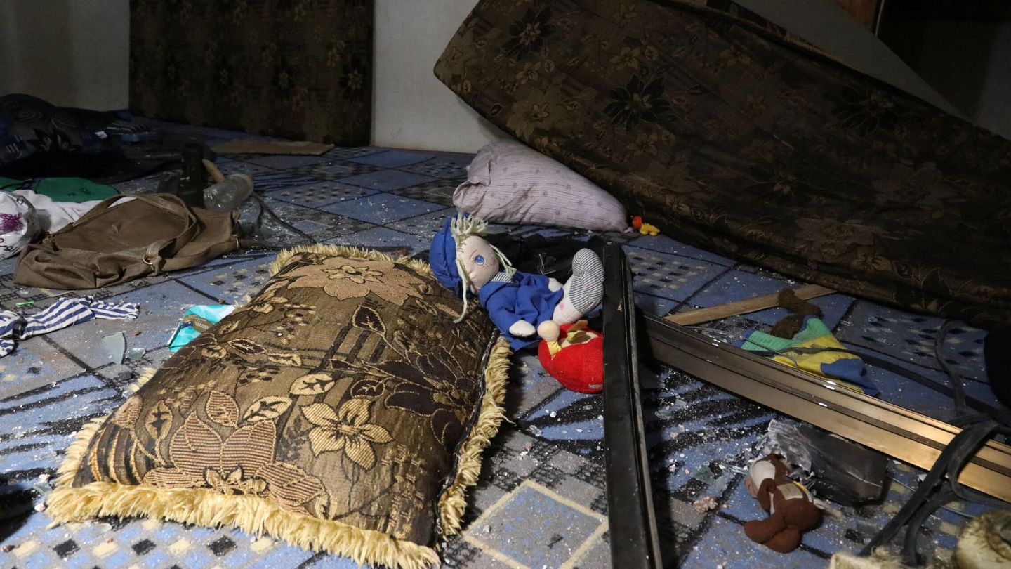 Interior de una de las casas afectadas tras la operación antiterrorista de EEUU en Siria. (Mohamed Al-Daher/Reuters)