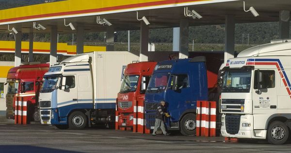 Foto: Camiones en una estación de servicio en Girona. (EFE)