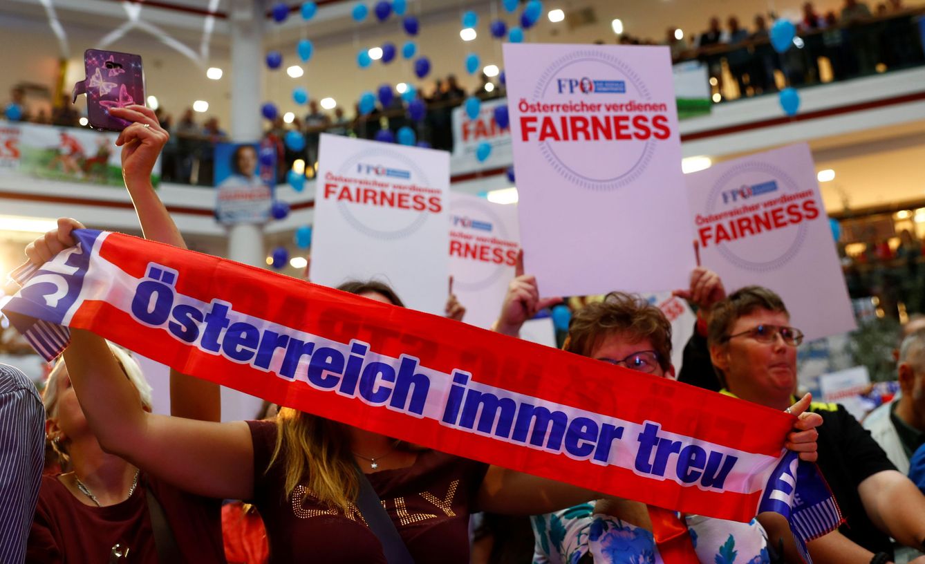 Simpatizantes del Partido de la Libertad (FPÖ) durante un acto de campaña en Viena, el 1 de septiembre de 2017. (Reuters)
