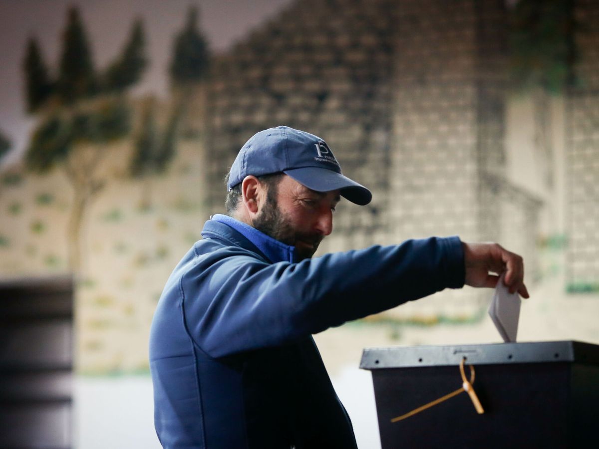 Foto: Un hombre vota en Portugal (Europa Press/Carlos Castro)