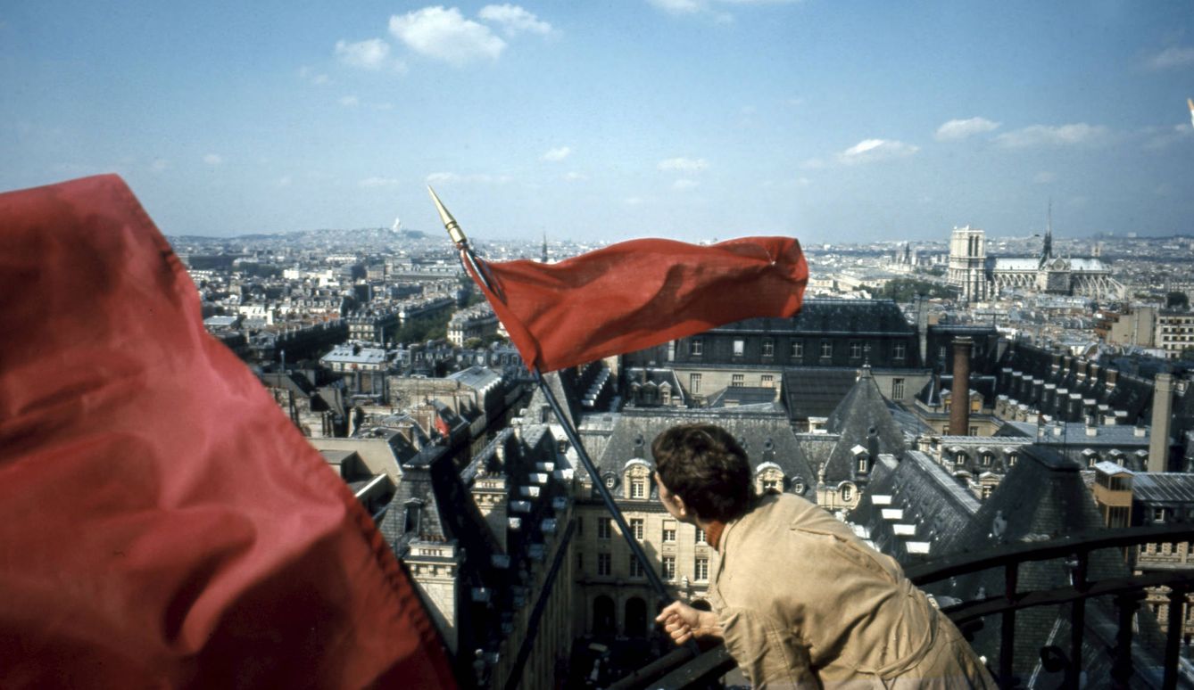 Manifestantes ondean la bandera roja en la Sorbona en París en mayo de 1968. (Getty Images)
