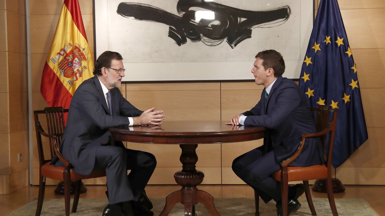 Foto: El presidente del Gobierno en funciones, Mariano Rajoy (i), y el líder de Ciudadanos, Albert Rivera, durante su entrevista. (EFE)