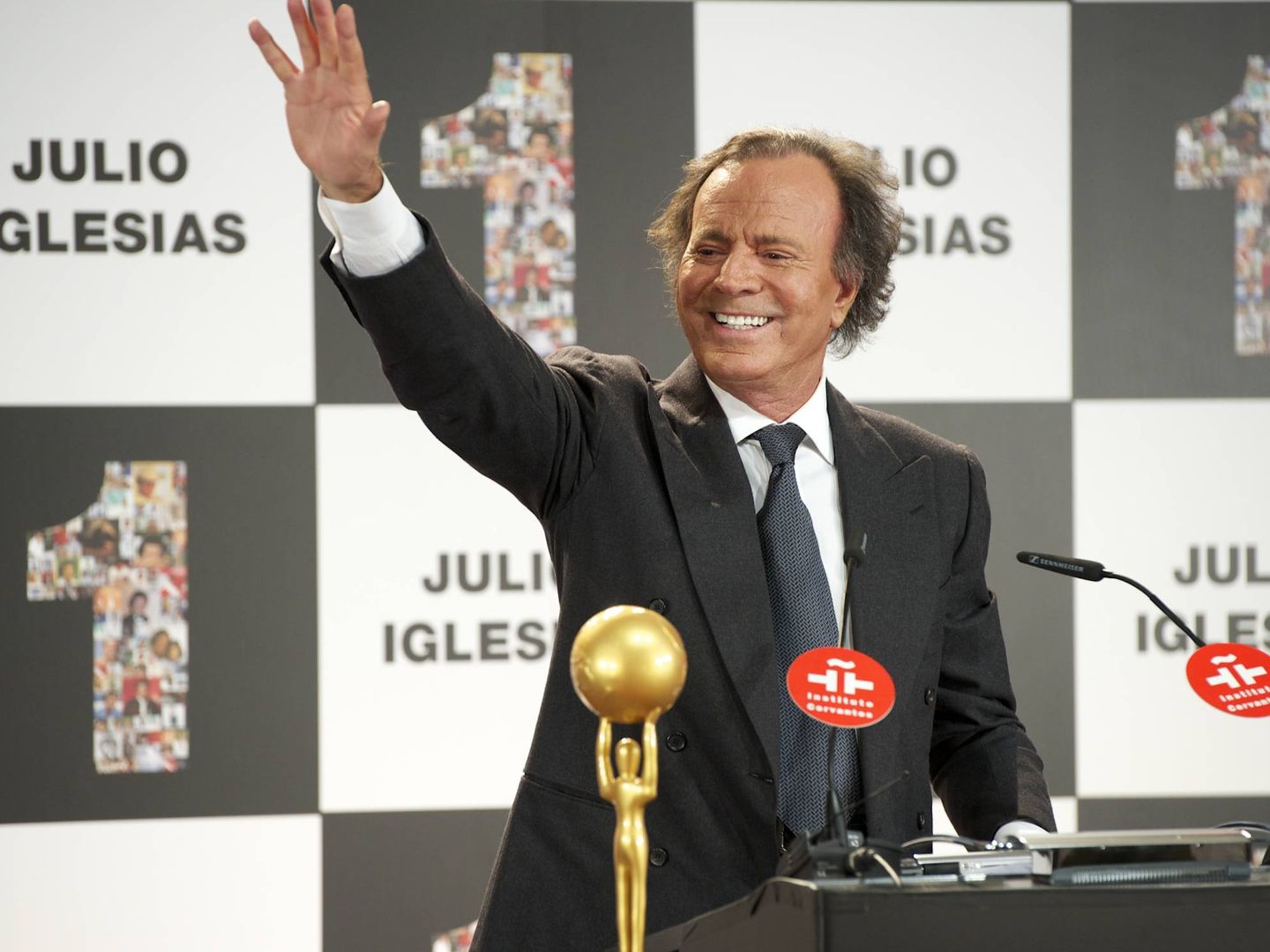 Julio Iglesias, recibiendo un premio en Madrid. (Getty)