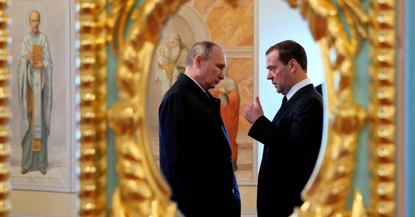Foto: Vladimir Putin y el primer ministro Dmitry Medvedev durante una visita a Istra, en las afueras de Moscú. (Reuters) 